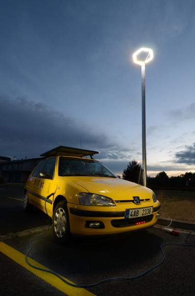 Prototyp integrované nabíjecí stanice elektromobilu funguje ve sloupu veřejného osvětlení