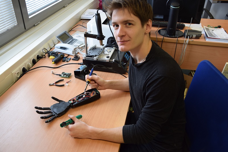 Student Stefan Grushko sestavil bionickou ruku