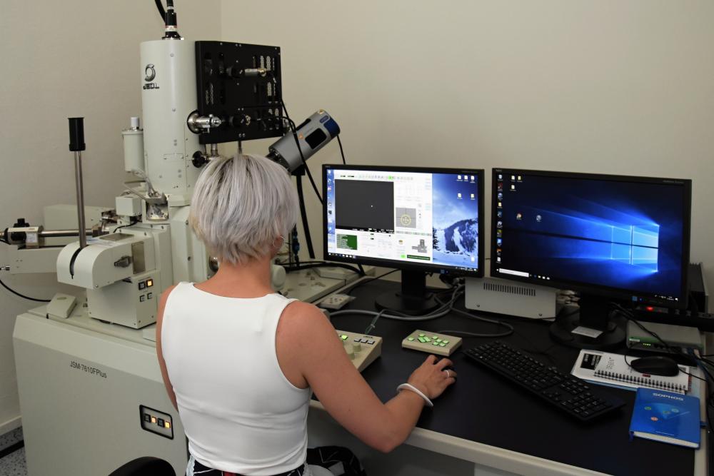 Elektronový mikroskop Centra nanotechnologií byl na FAST slavnostně uveden do provozu
