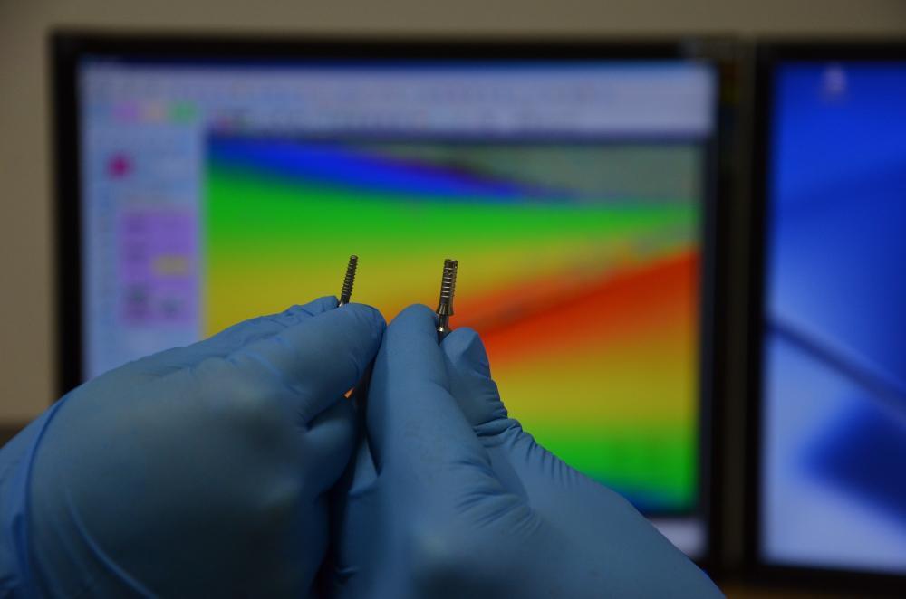 Vědci na VŠB-TUO vyvíjejí průlomovou metodu úpravy zubních implantátů