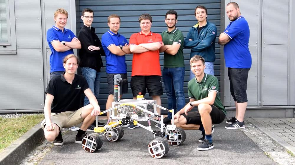 Tým RoverOva se připravuje na soutěž mobilních robotů
