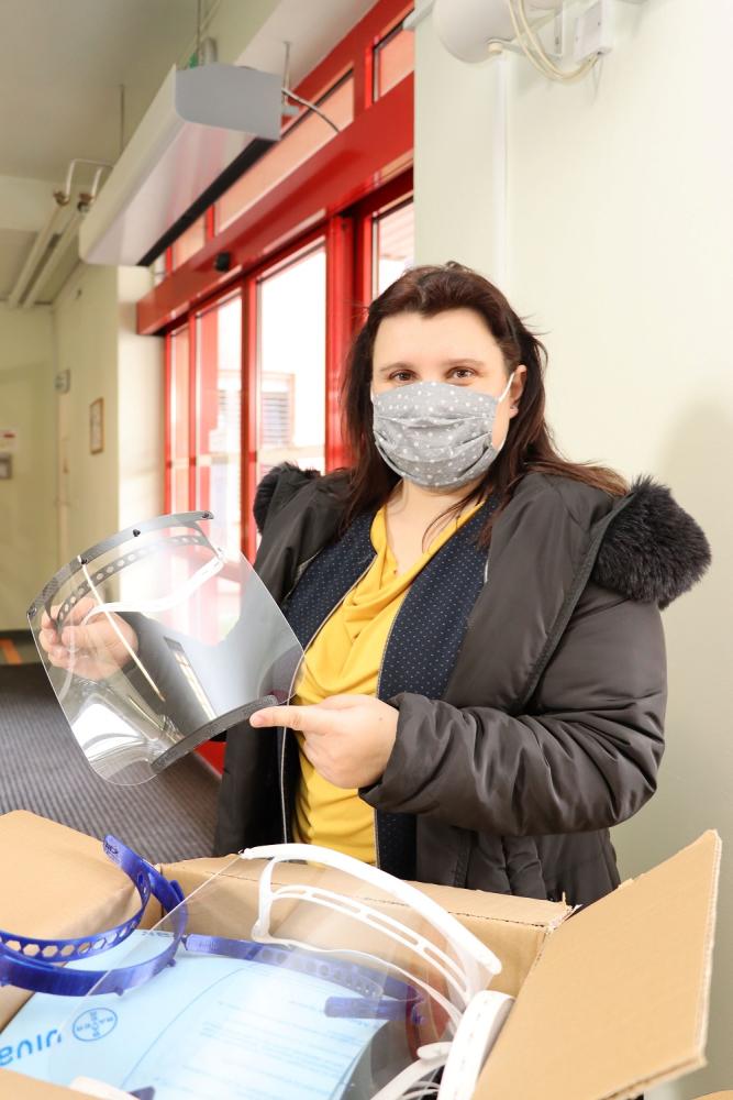 VSB-Technical University of Ostrava handed over the first 60 pieces of specially made protective plastic shields to University Hospital Ostrava