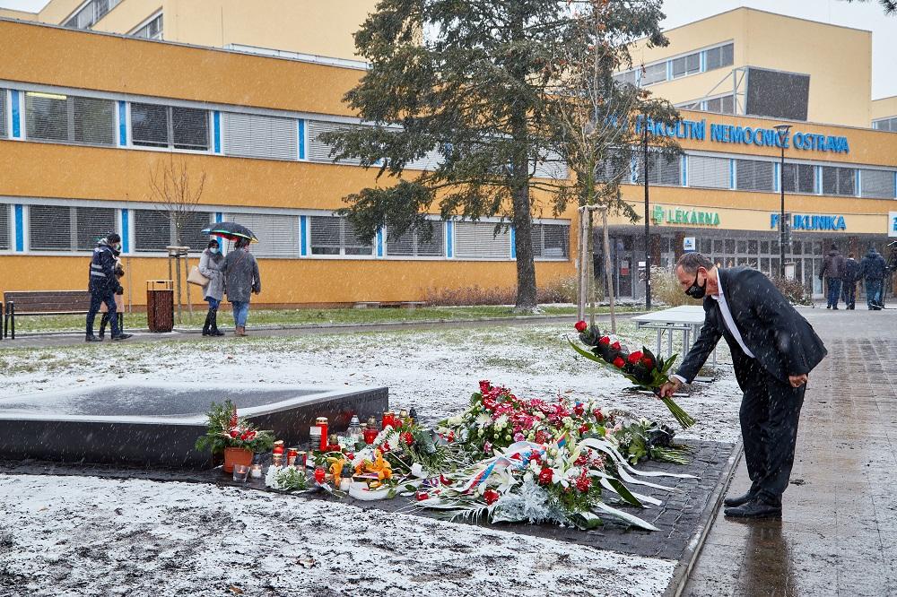 Ostrava si připomíná rok od tragické střelby ve FNO, květinu byl k památníku položit i rektor VŠB-TUO 