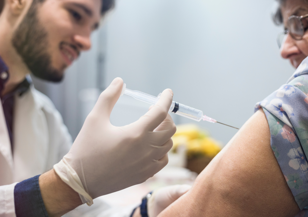 Student FEI VŠB-TUO Jakub Holý pomáhá v očkovacím centru