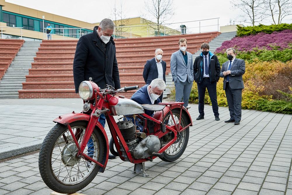 Z Restaurátorské dílny vyjíždí další nablýskaný motocykl 