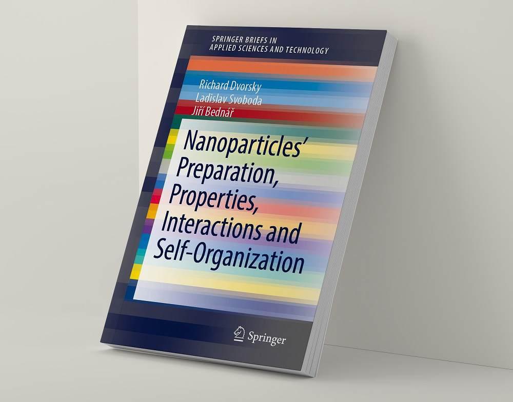 Nová kniha o nanočásticích je určena pro vědce, studenty i technology