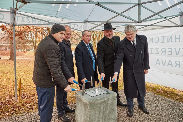 Na VŠB-TUO dnes poklepali základní kámen nové budovy EKF