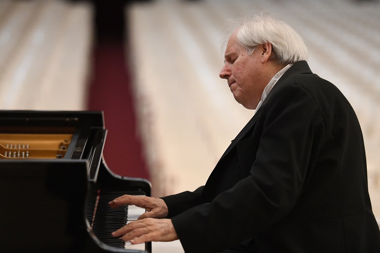 Seriózní pianista, který prostě jen hraje - do Ostravy dorazí světově uznávaný Grigory Sokolov 