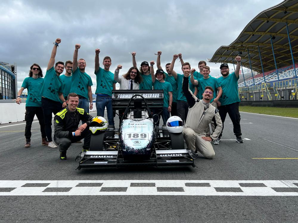 První závody a hned bronz. Týmu studentské formule se daří