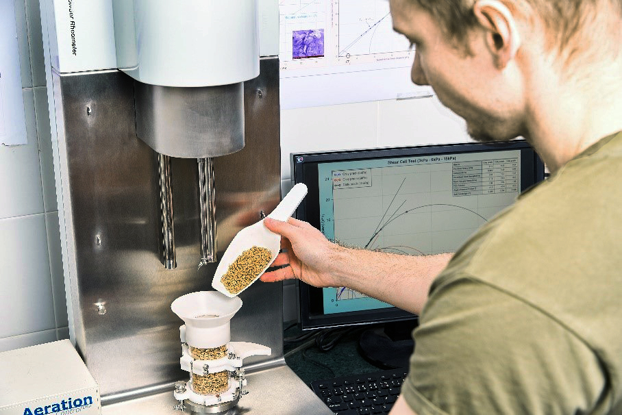 Interdisciplinární studium s důrazem na simulace mechanických procesů sypkých hmot