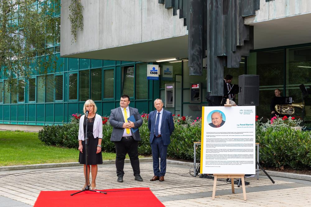 Chodník slávy před VŠB-TUO zdobí další stopa absolventa