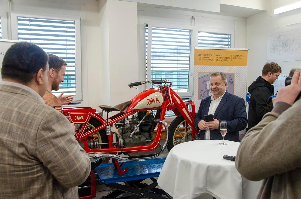 V Restaurátorské dílně VŠB-TUO opravili už čtvrtý motocykl