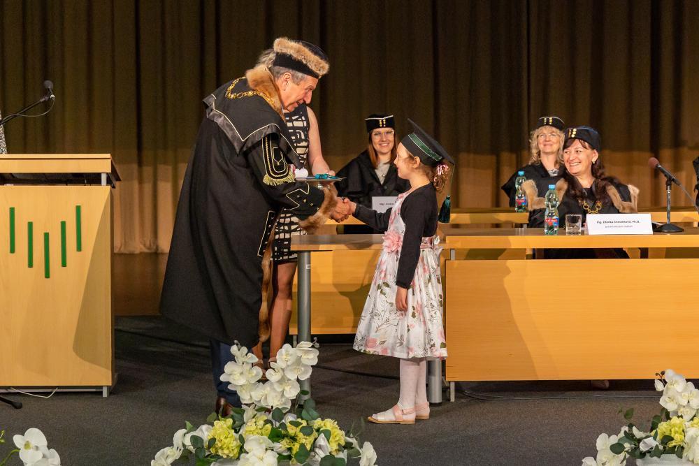Junior univerzita VŠB-TUO chystá slavnostní promoce 