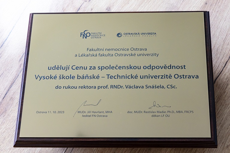 Lékařská fakulta OU a FNO ocenily VŠB-TUO za nezištnou pomoc v boji proti pandemii 
