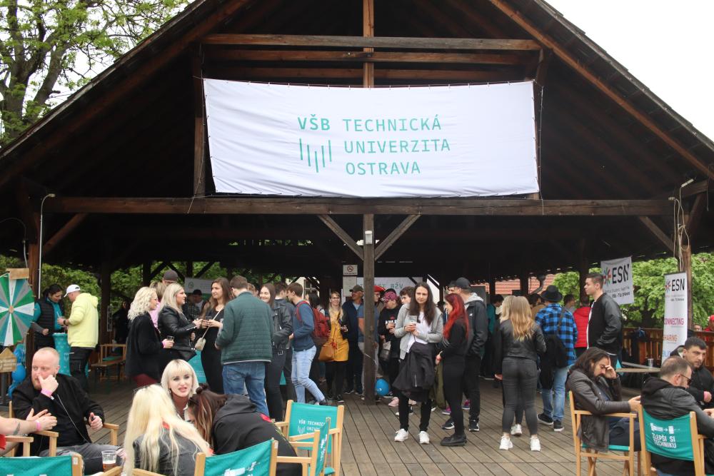 Univerzity podporují skutečné studentské majálesy