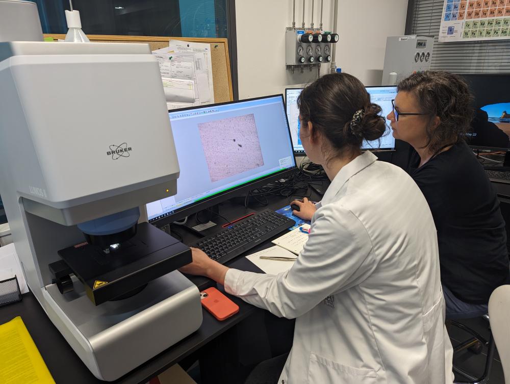 Identifikace mikroplastů ve vodách a čistírenských kalech je nyní snazší díky novému FTIR mikroskopu