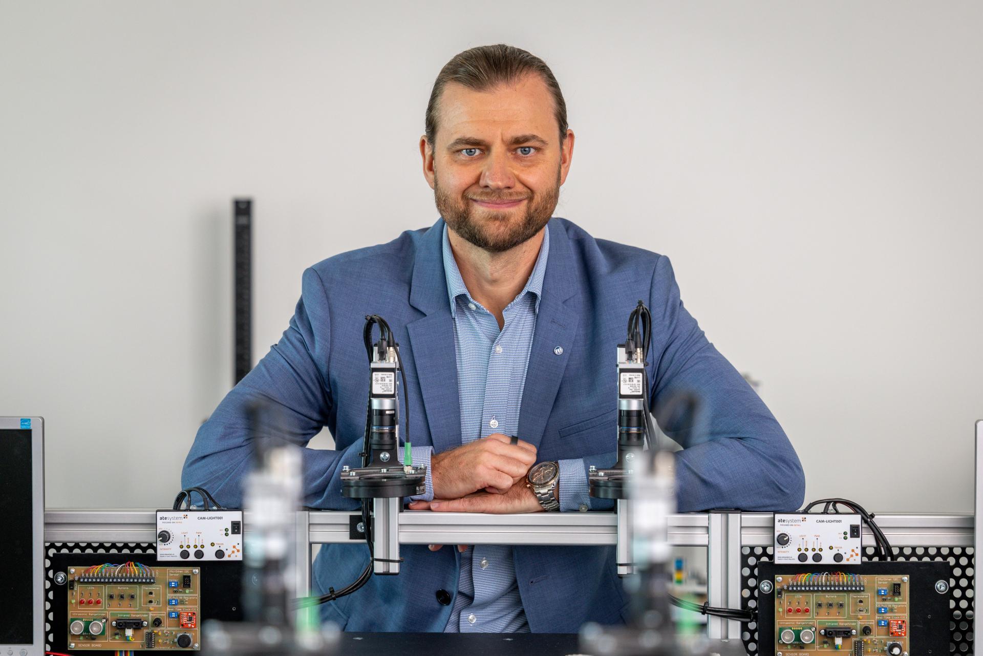 Profesor Radek Martinek převzal vedení Fakulty elektrotechniky a informatiky