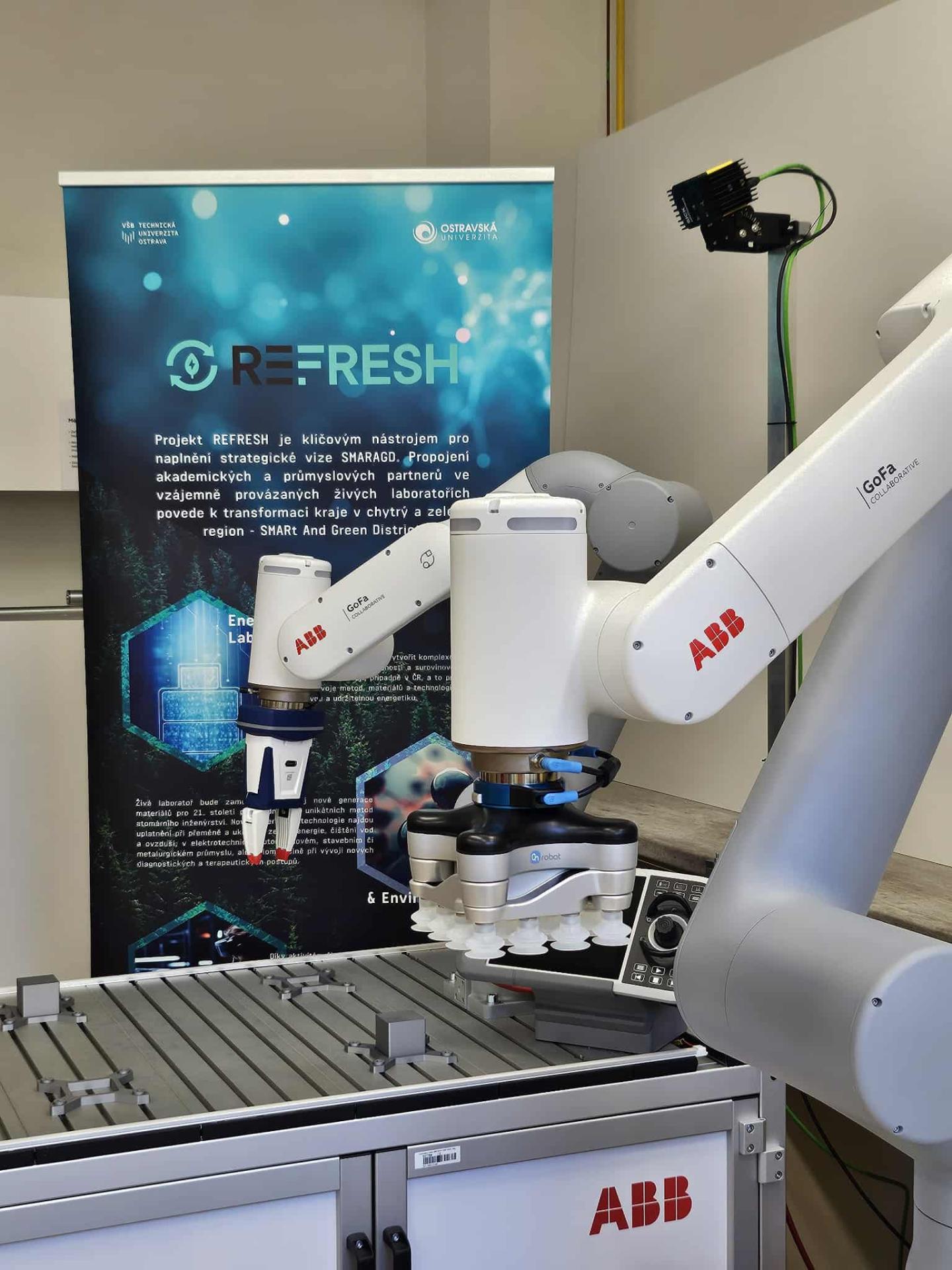 Nová laboratoř přibližuje studenty budoucnosti spolupráce člověka s robotem