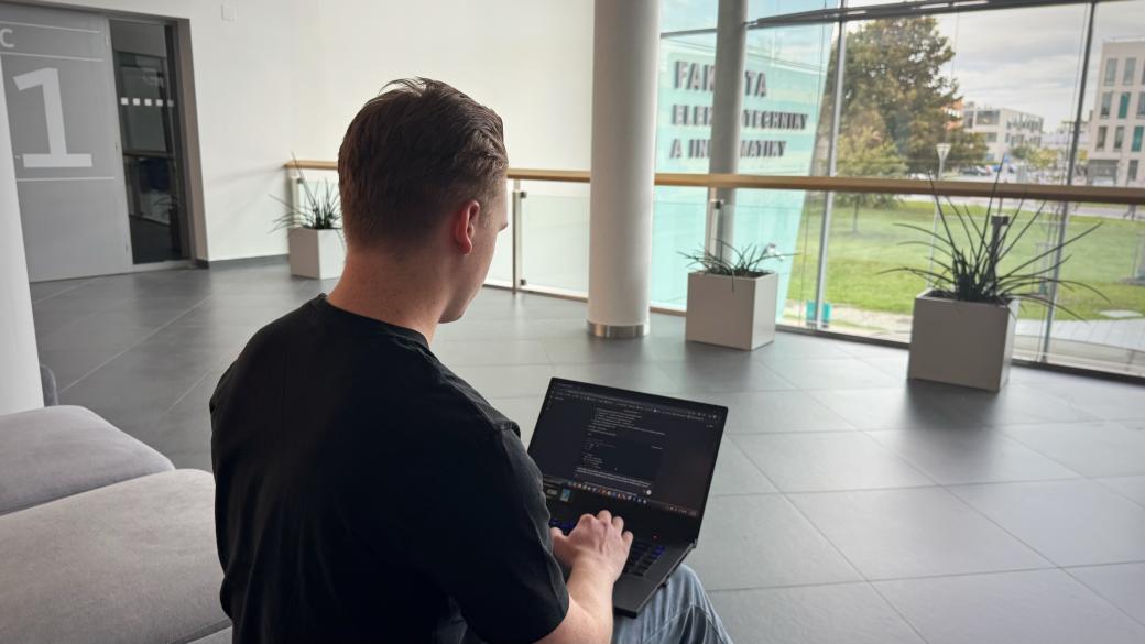 První AI asistent pomáhá při výuce. Studenti oceňují nepřetržitou podporu