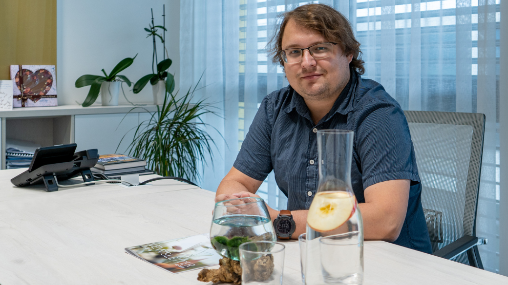„Fotografie vznikla ve tmě a naostro.“ Vítěz univerzitní soutěže o snímek roku o vědě, spontánnosti i špetce chaosu