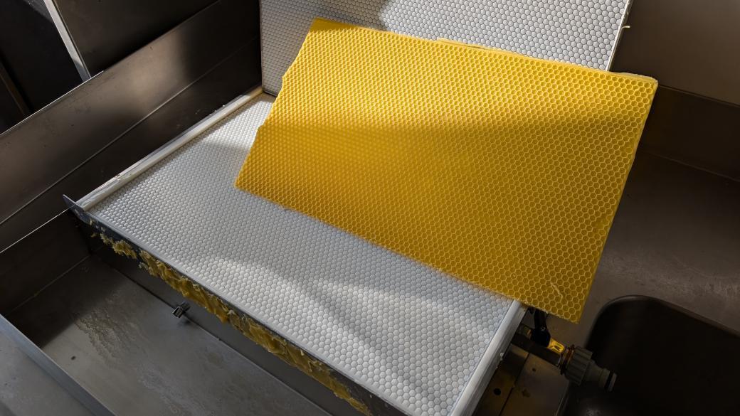 Naše včely vstupují do zimy s novinkou: vosk si letos zpracováváme sami 