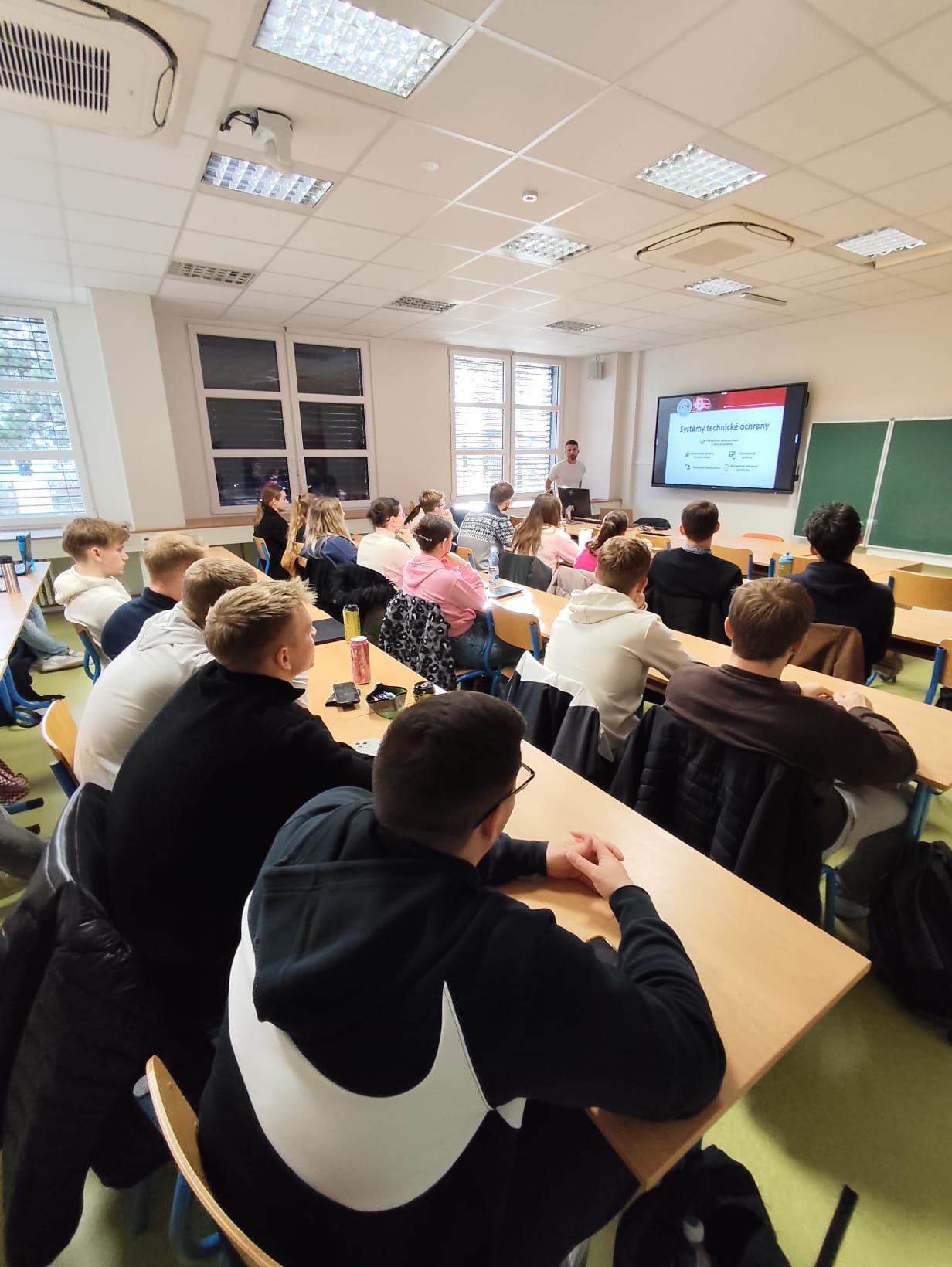 Inspirativní přednáška absolventa obohatila výuku studentů o poznatky z praxe.