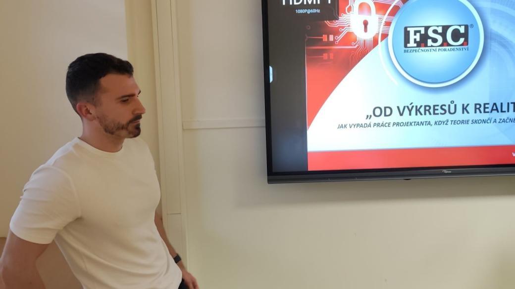 Inspirativní přednáška absolventa obohatila výuku studentů o poznatky z praxe.