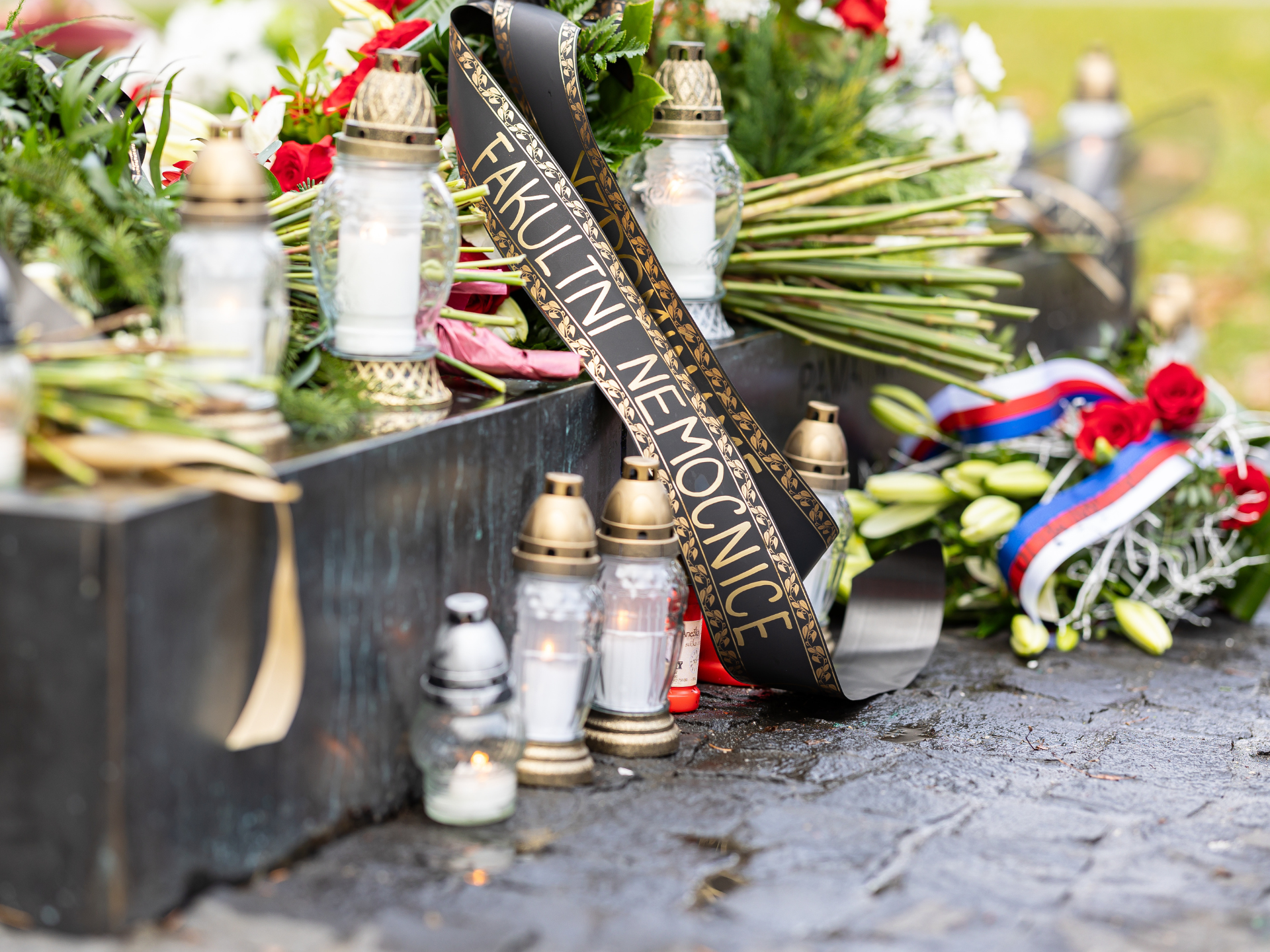 V roce 2025 si VŠB-TUO opět připomíná oběti tragických událostí v Ostravě i v Praze