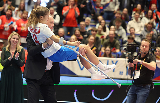 Michaela Kubečková - studentka EKF přepisující dějiny ženského florbalu