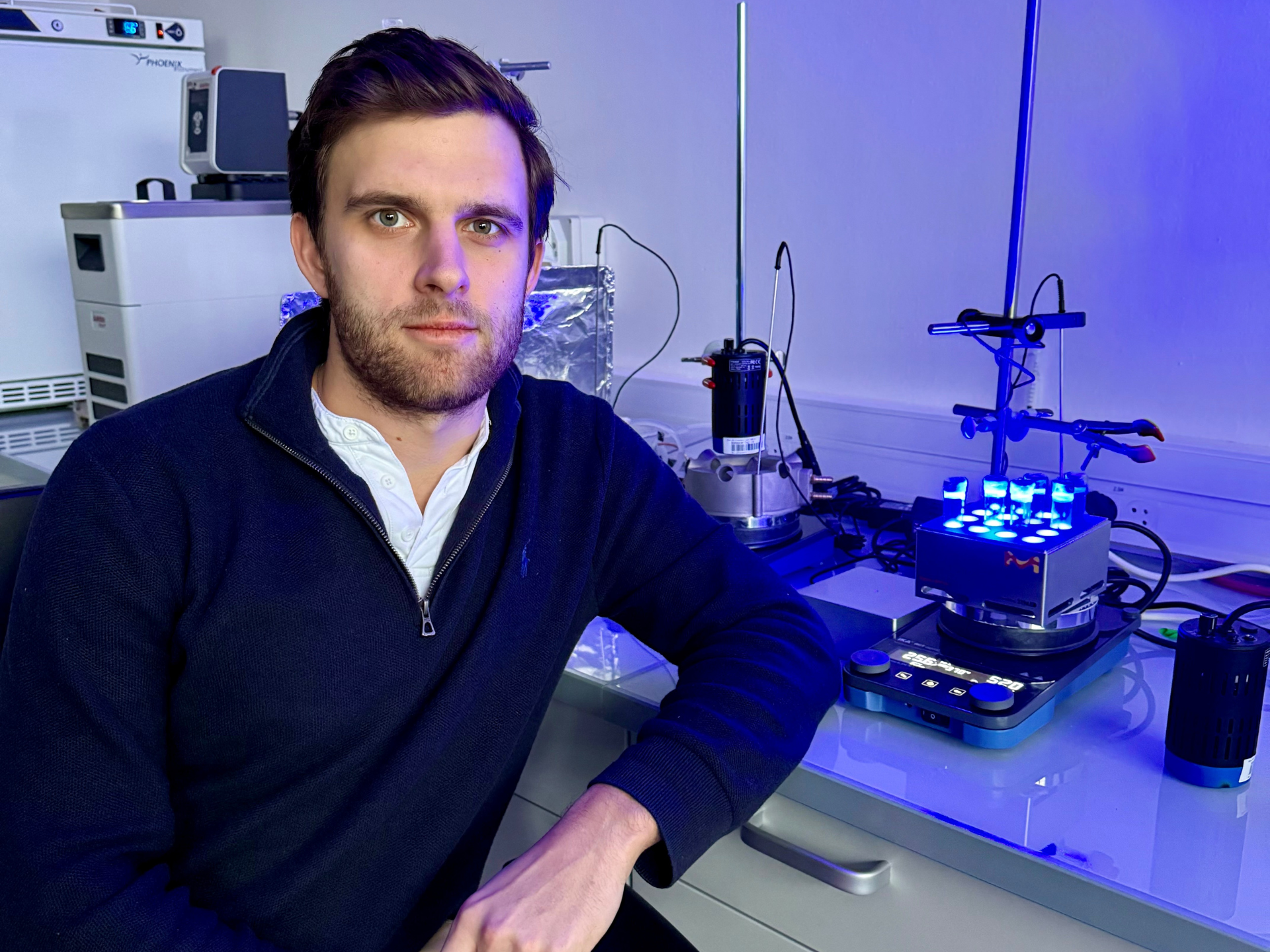 Čeští vědci vyvinuli materiál pro výrobu chemikálií z vody a slunce. Inspirovali se lidskými enzymy