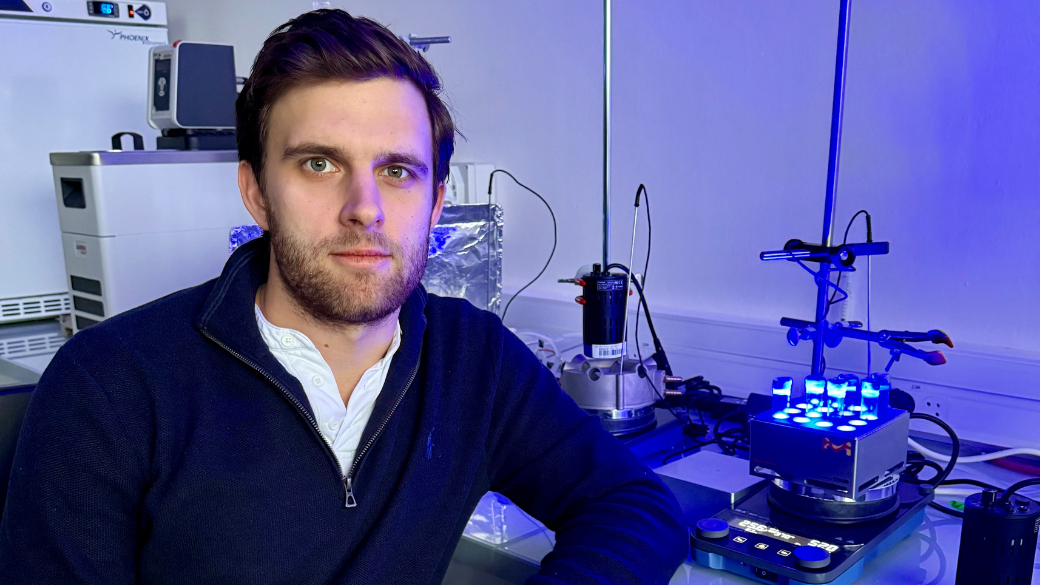 Čeští vědci vyvinuli materiál pro výrobu chemikálií z vody a slunce. Inspirovali se lidskými enzymy