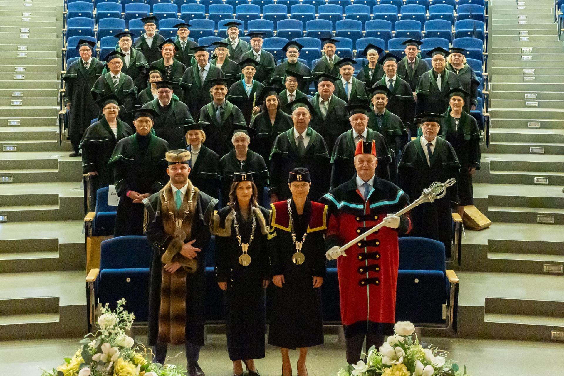 Výzva: sháníme kontakty na absolventy Zlaté promoce