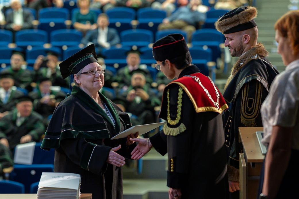 Výzva: sháníme kontakty na absolventy Zlaté promoce