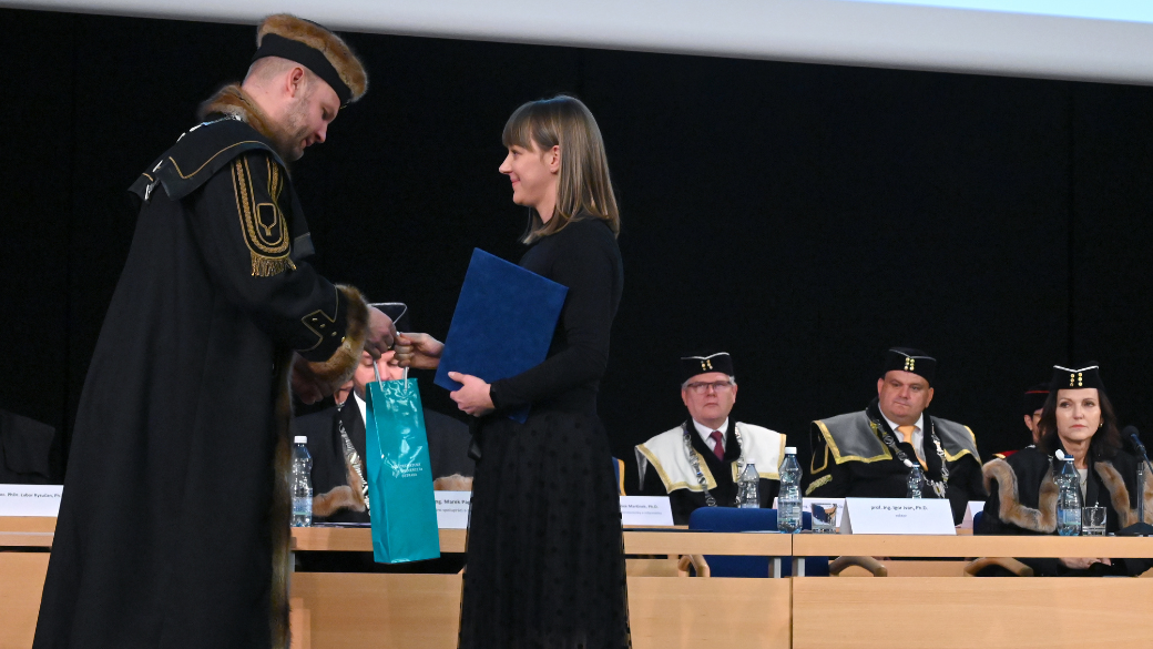 Žádný den není stejný. Výzkum mě pořád učí, říká oceněná mladá vědkyně Zuzana Vilamová 