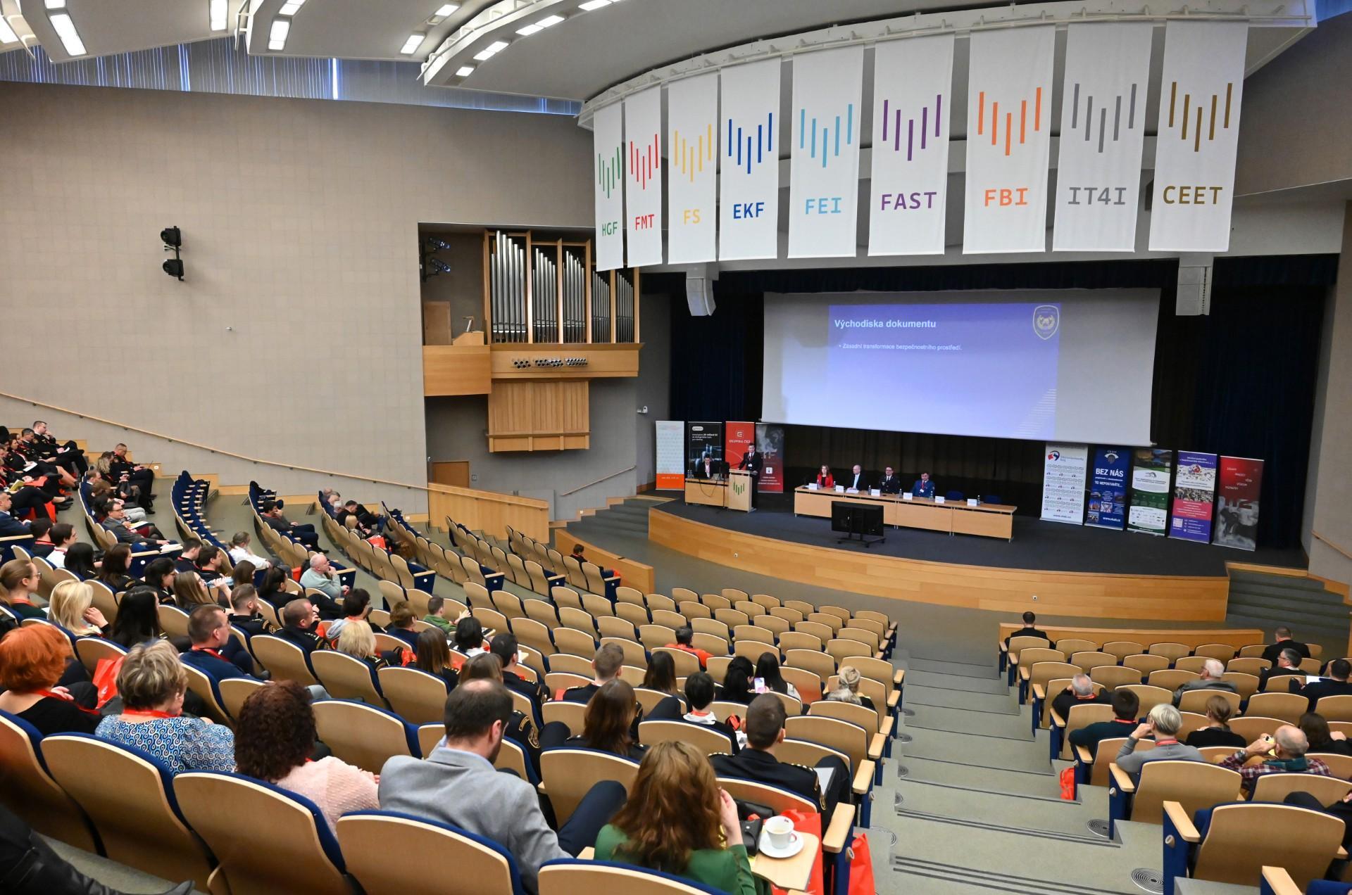 Česko není dostatečně připravené na bezpečnostní hrozby, zaznělo na konferenci na VŠB-TUO