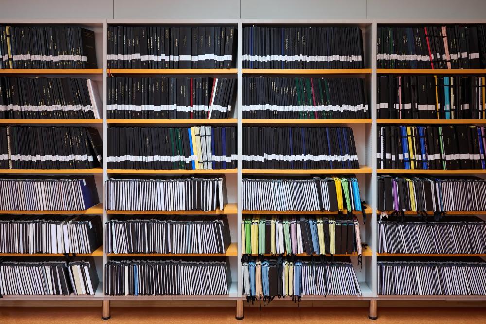 Writing a thesis: Referring to sources and using AI