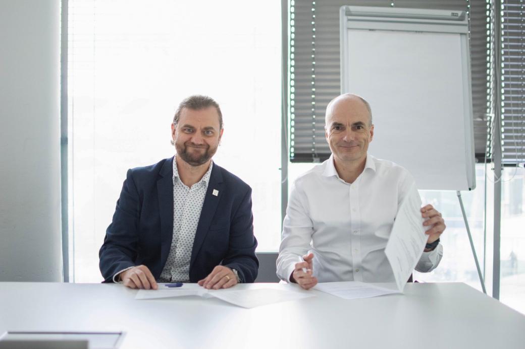 FEI uzavřela zlaté partnerství se společností ABB