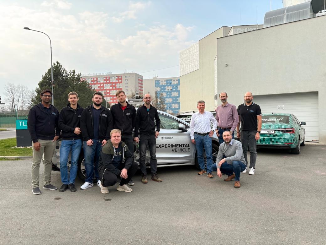 An expert on state-of-the-art automotive systems visited the Mobility Lab