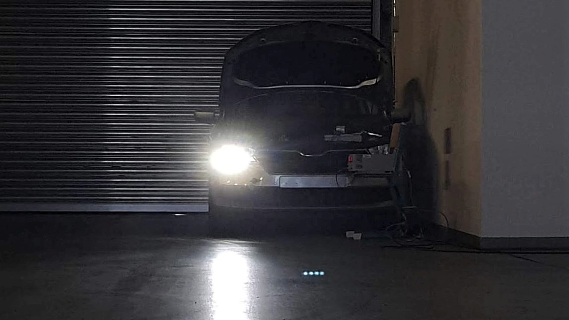 Vědci představili systém pro testování komunikace vozidel pomocí světlometů