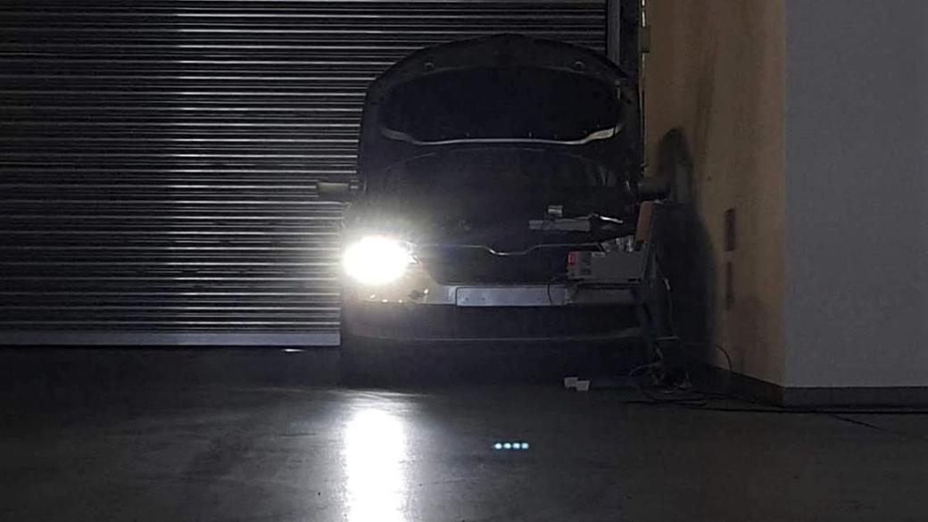 Vědci představili systém pro testování komunikace vozidel pomocí světlometů