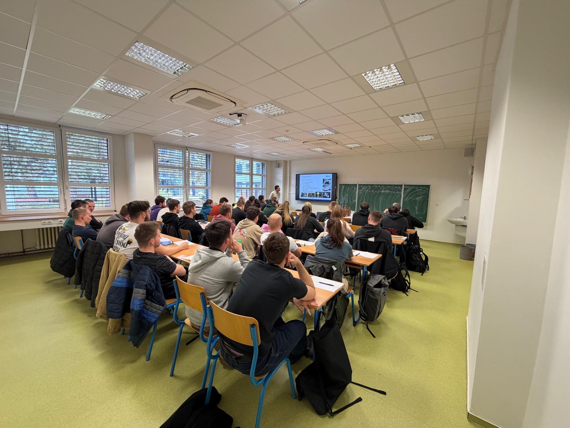 Přednáška z forenzní toxikologie pro studenty FBI