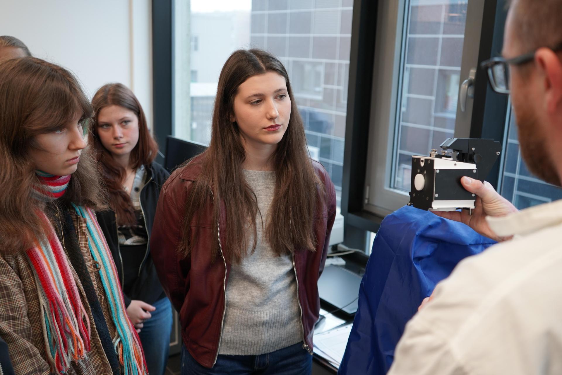 Z lavic do laboratoří: Středoškoláci nahlédli pod pokličku výzkumu v CEET