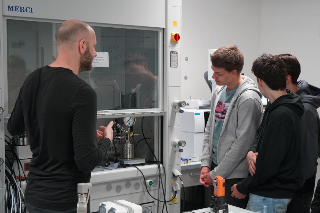 Z lavic do laboratoří: Středoškoláci nahlédli pod pokličku výzkumu v CEET