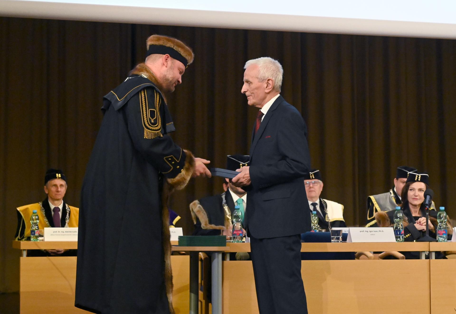 Professor Miroslav Příhoda Receives the Georgius Agricola Medal for Lifetime Contribution to Science and Education