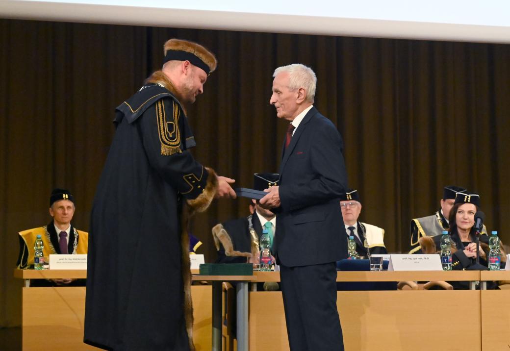 Professor Miroslav Příhoda Receives the Georgius Agricola Medal for Lifetime Contribution to Science and Education