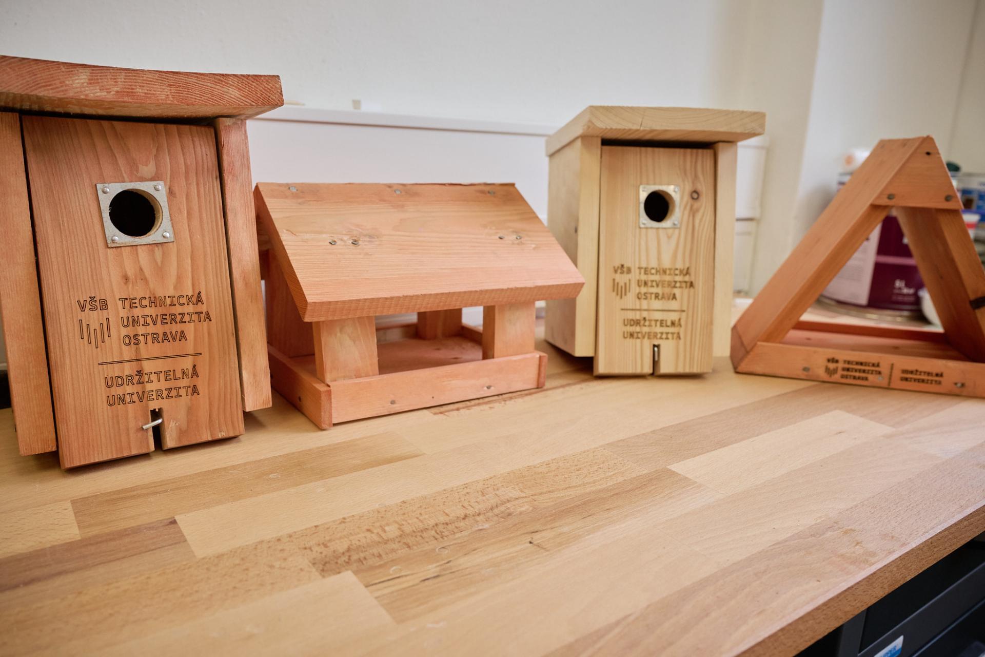 Budkuj.me přineslo do kampusu nové budky a krmítka pro ptáky