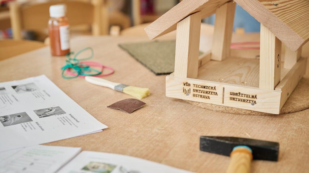 Budkuj.me přineslo do kampusu nové budky a krmítka pro ptáky