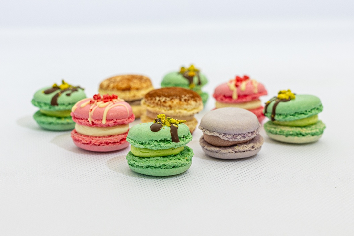 Crunchy macarons and honest pizza at the snack bar in the cafeteria.