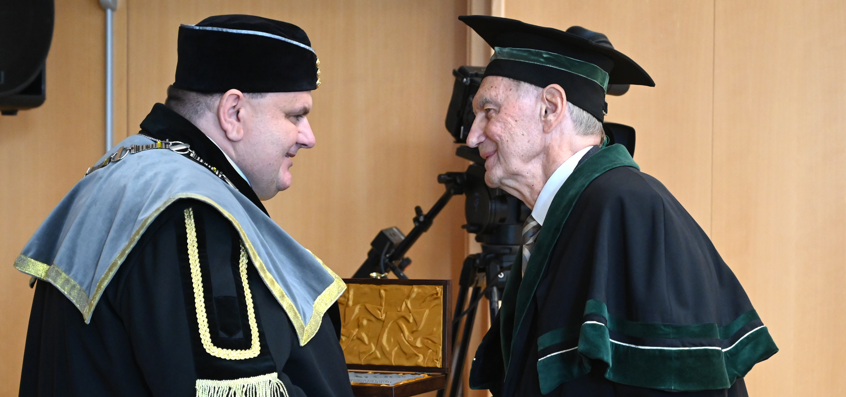 Emeritní děkan profesor Petr Horyl převzal ocenění za přínos Fakultě strojní