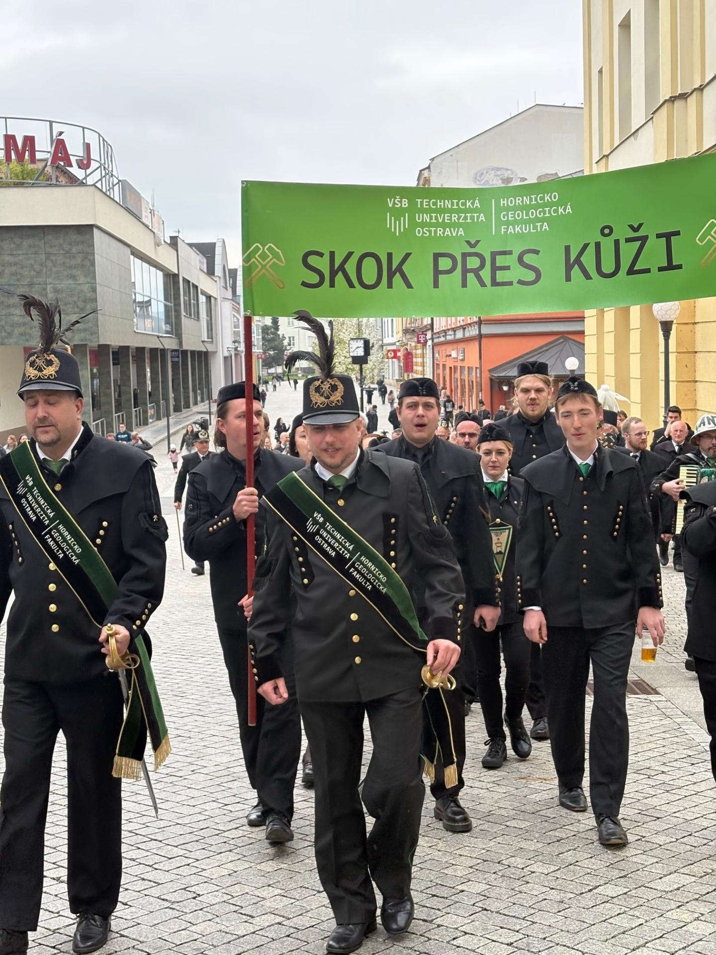 Bruntál ožije hornickými tradicemi - 137. Skok přes kůži